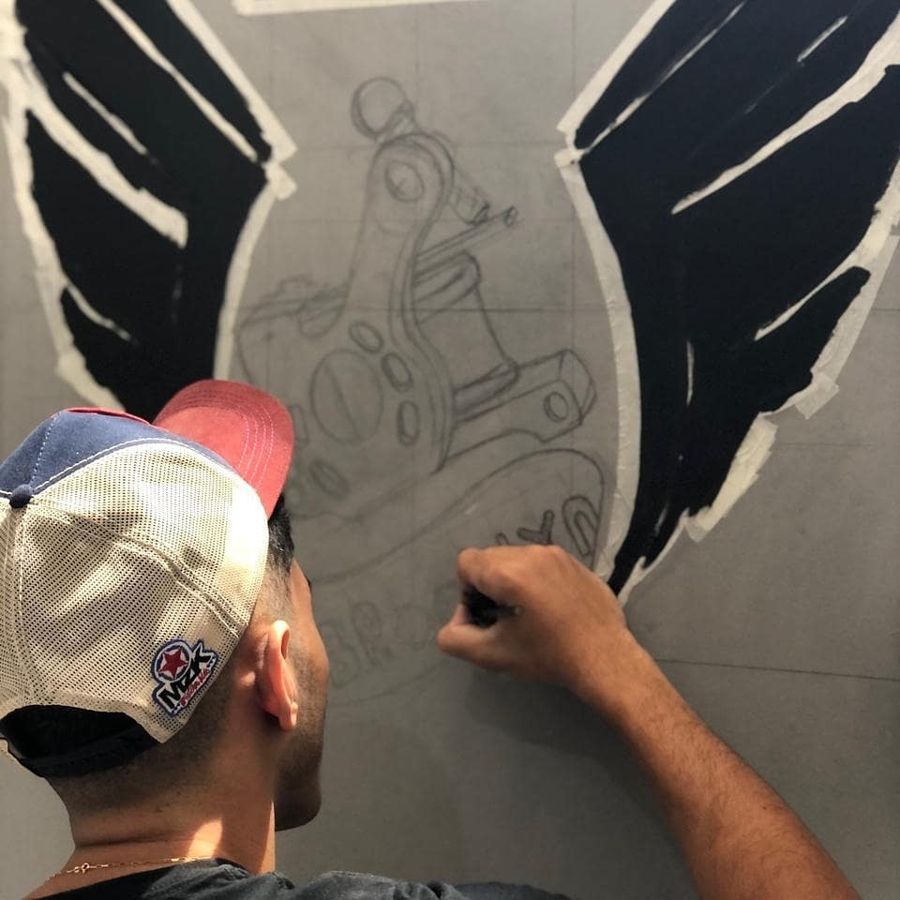 Rubens desenhando na parede do estúdio